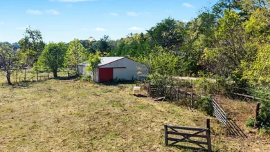 Country Acreage with Scenic Hillside Views, Open Pasture and a Barn in Pulaski, Tennessee — 0,000